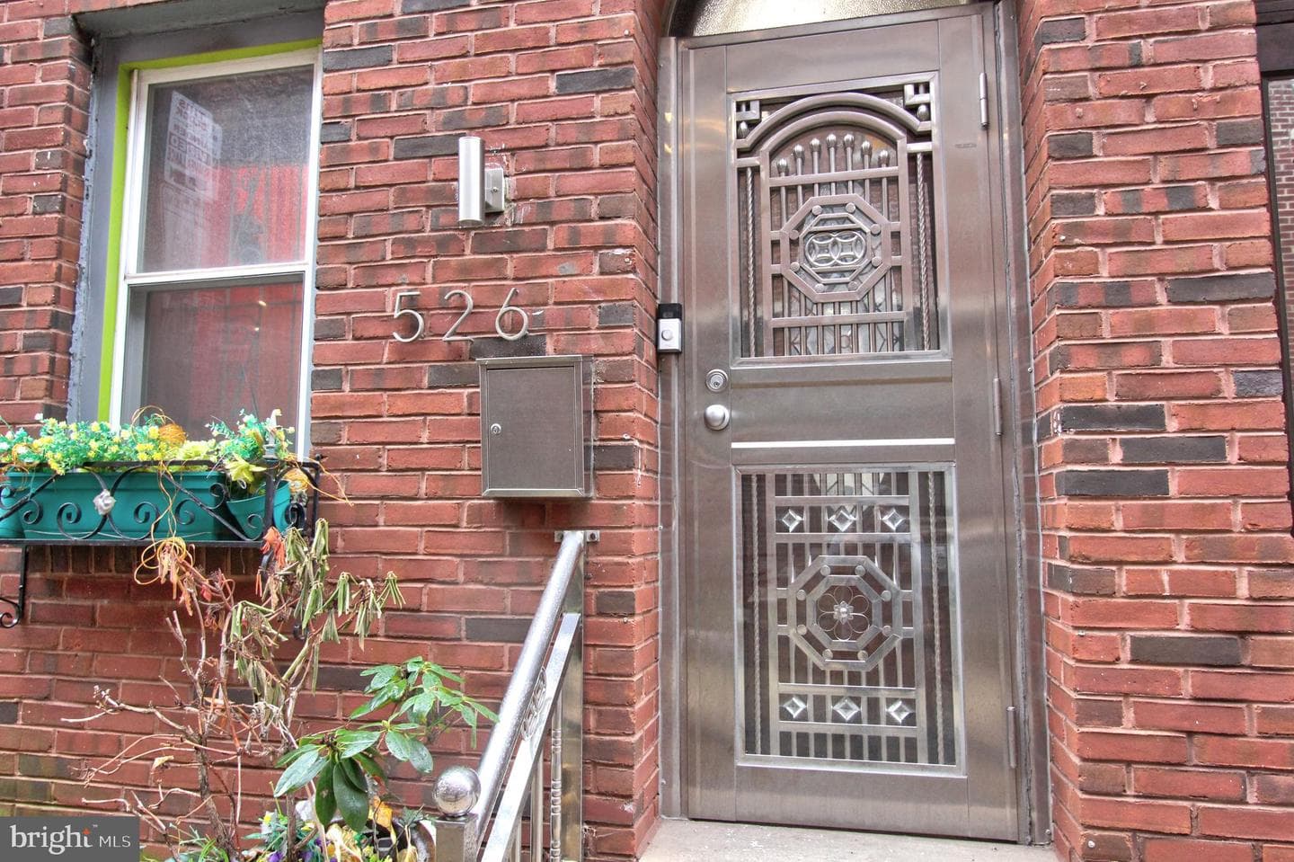 526 Montrose Street photo 1