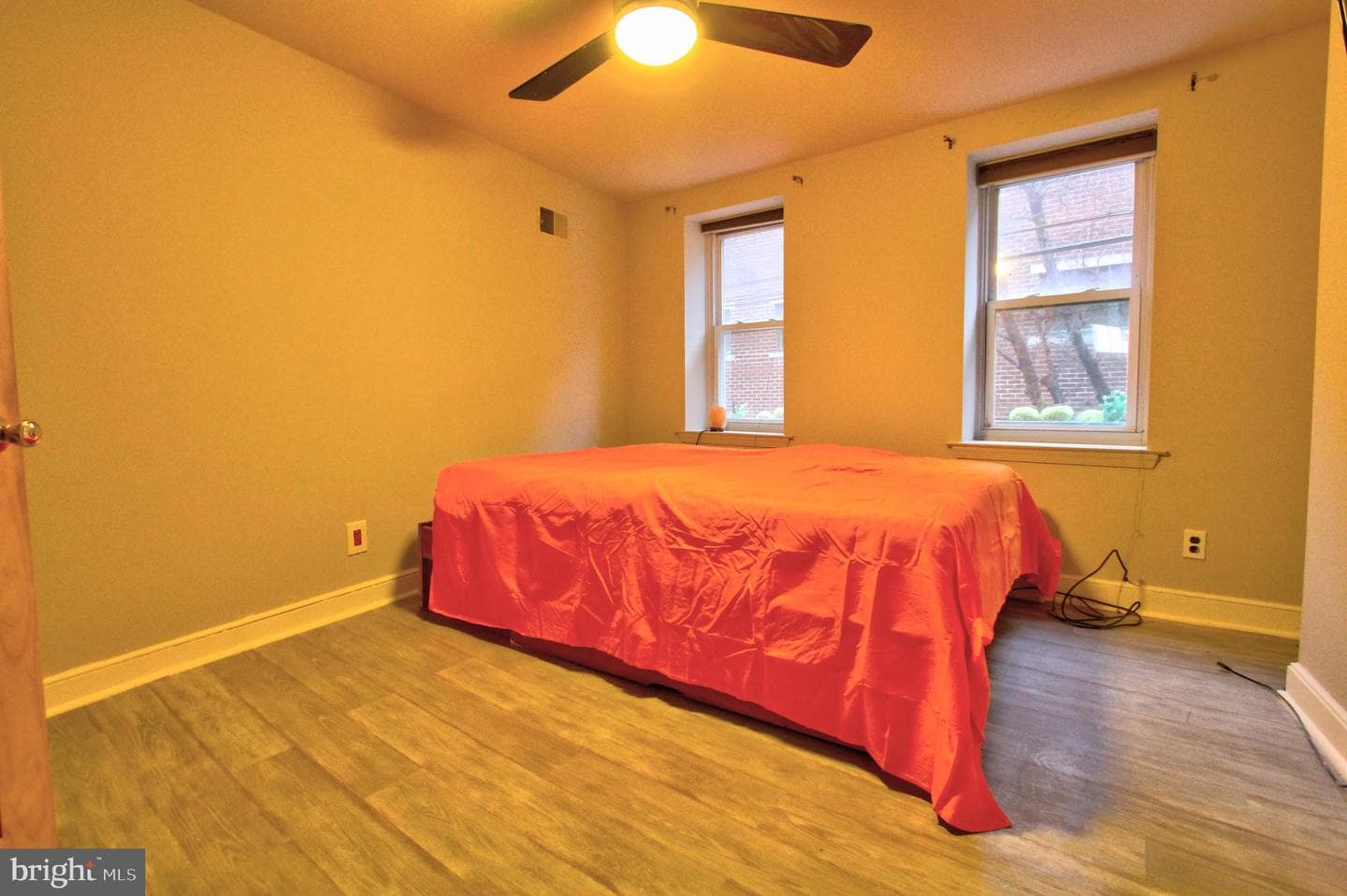 526 Montrose Street photo 11