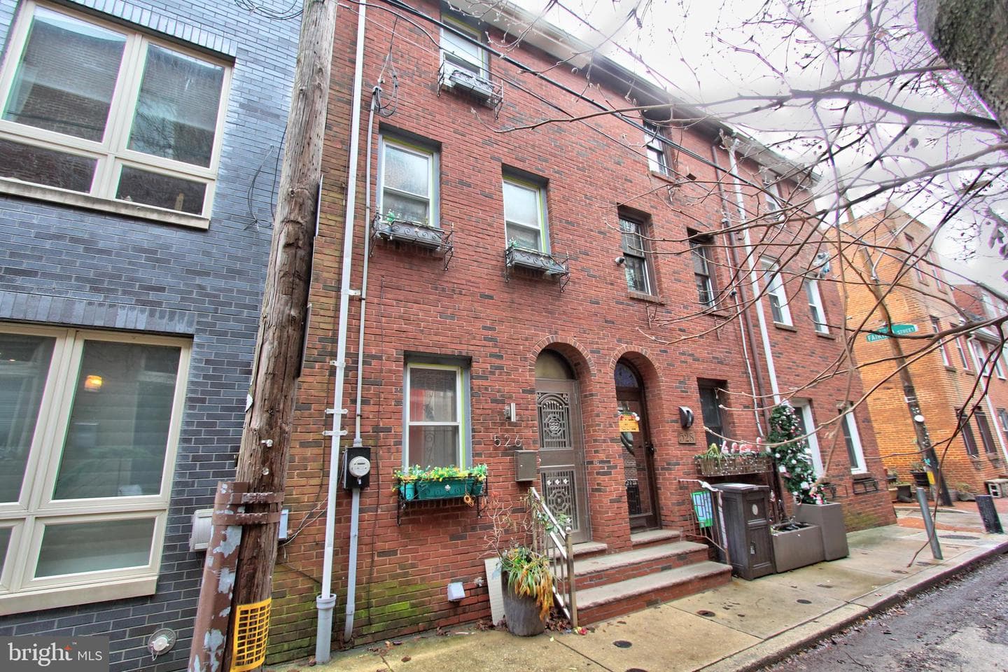 526 Montrose Street photo 2