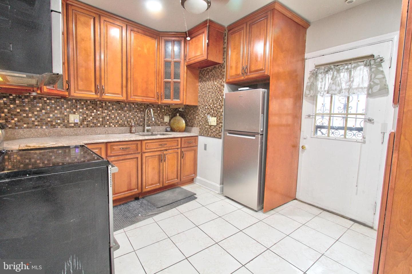 526 Montrose Street photo 6