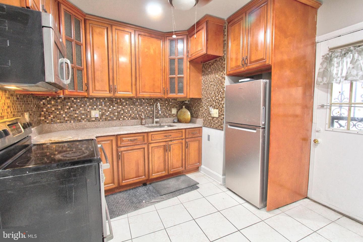 526 Montrose Street photo 7