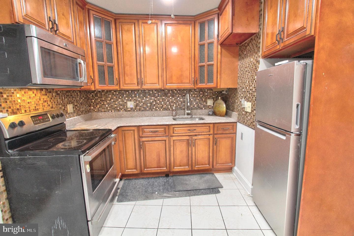 526 Montrose Street photo 8