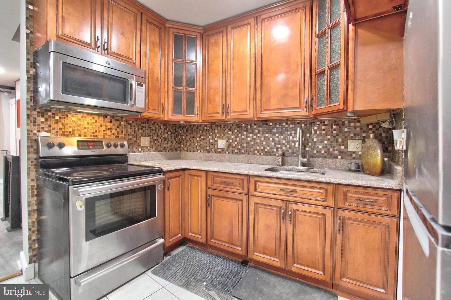 526 Montrose Street photo 9