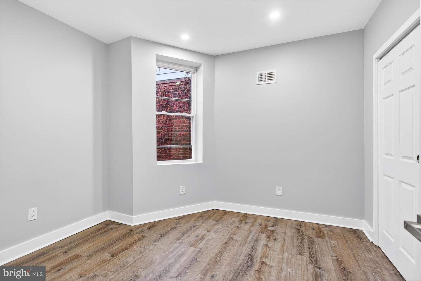 829 E Westmoreland Street photo 18