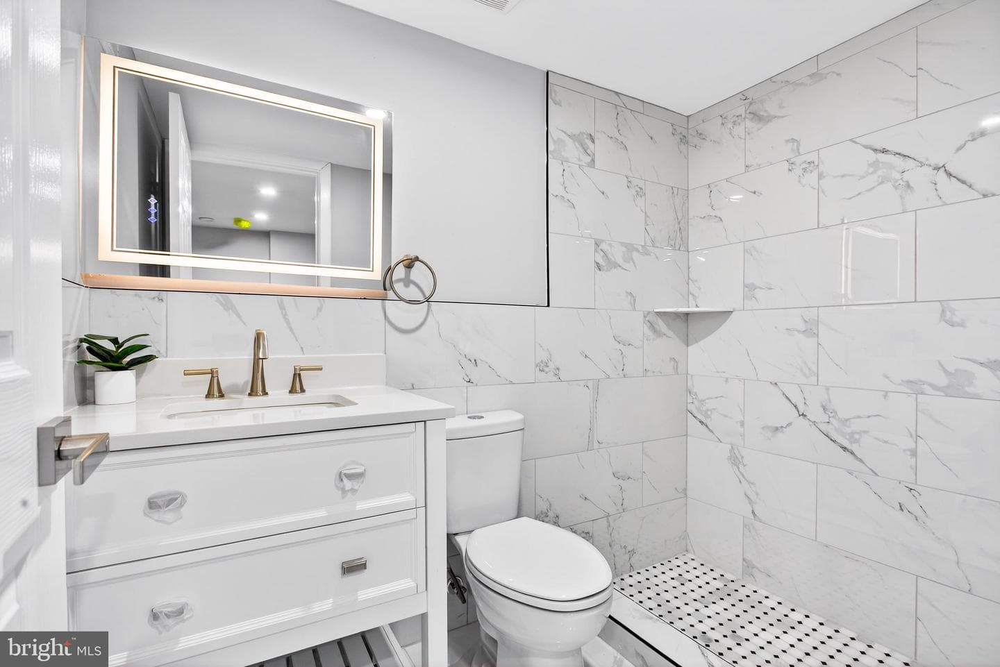 829 E Westmoreland Street photo 23