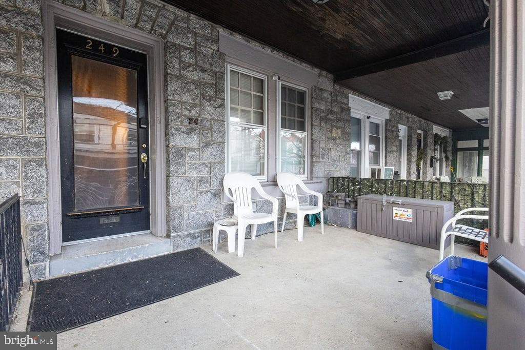 249 W Seymour Street photo 4