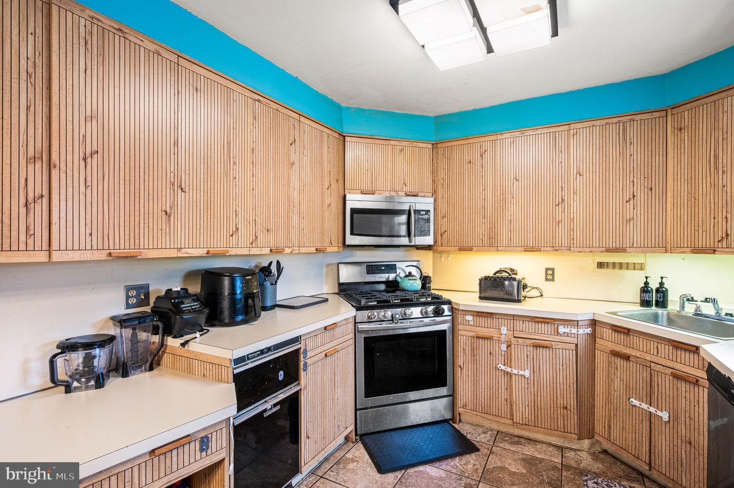 358 Tomlinson Terrace photo 9