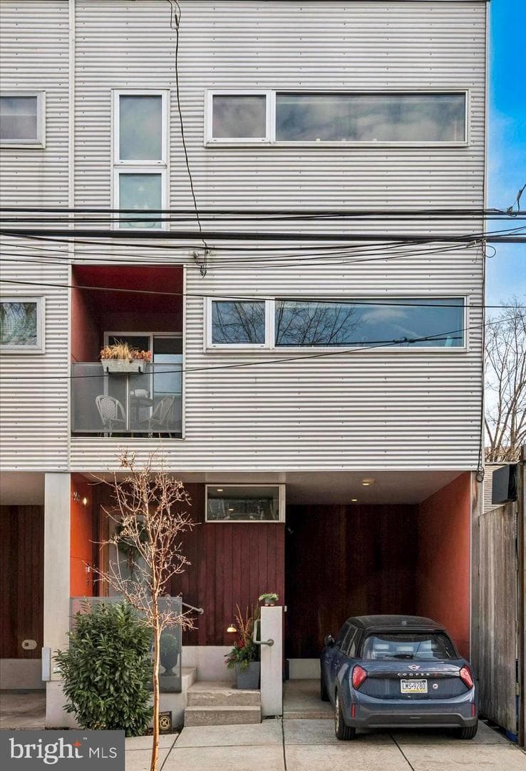 953 N American Street photo 2