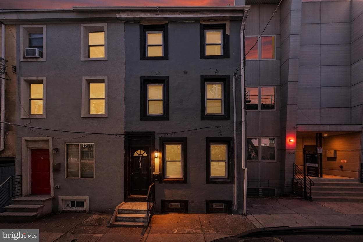 1812 N Front St photo 1