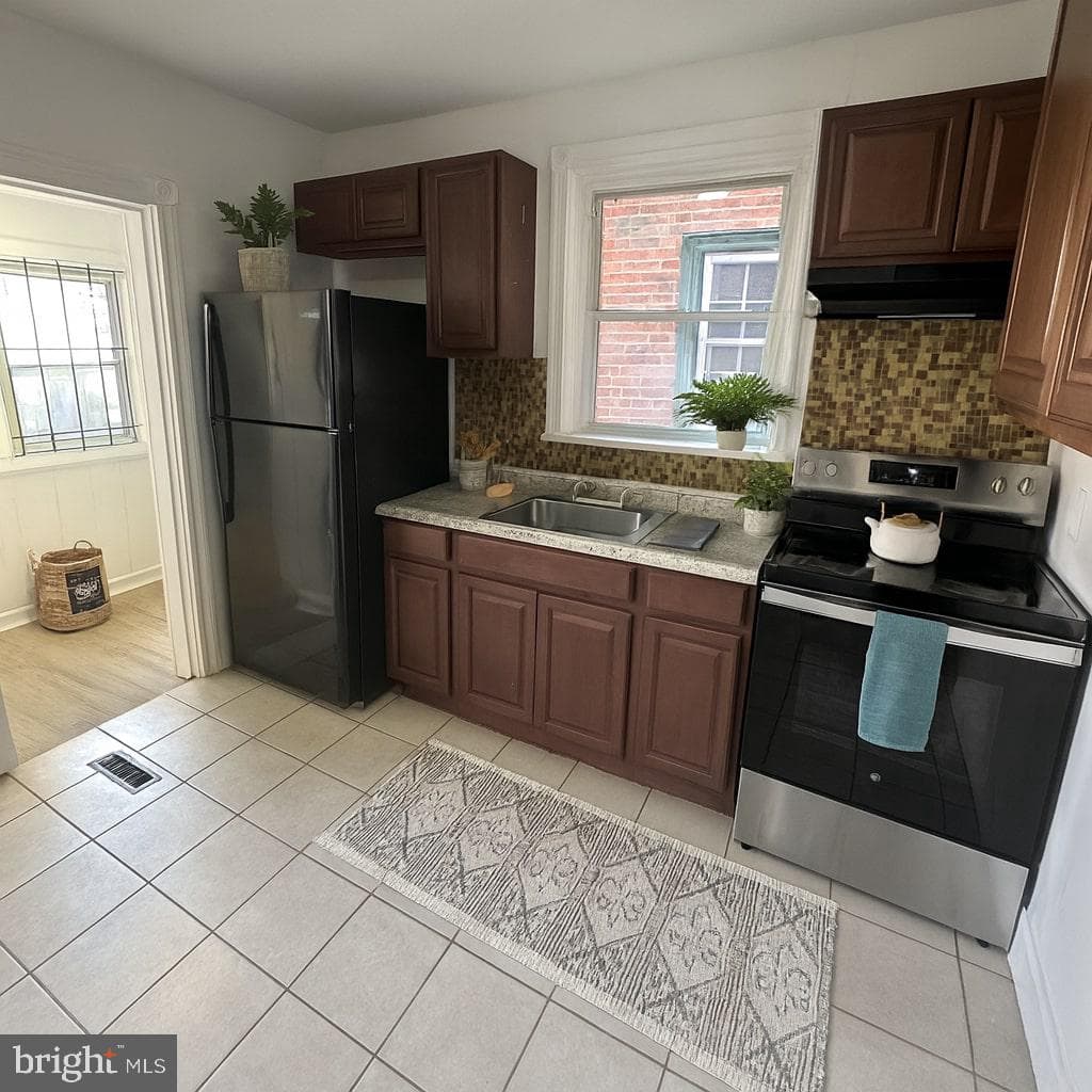 229 W Sheldon Street photo 3