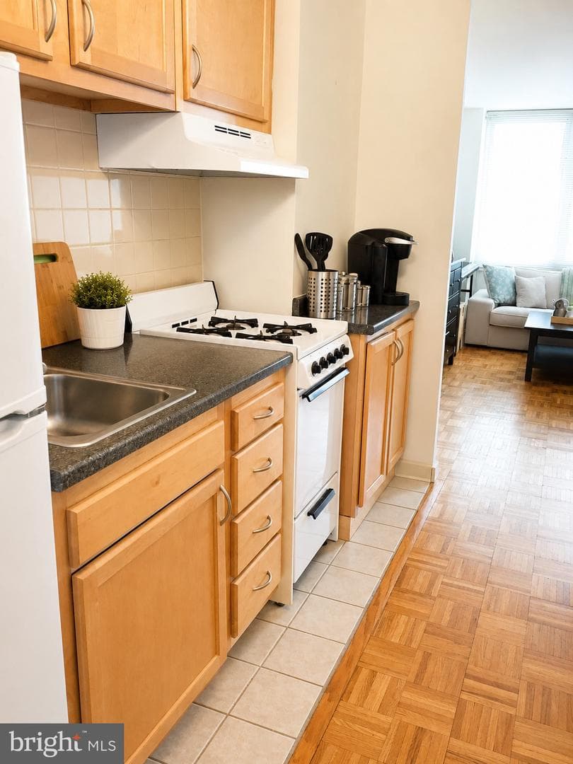 604 S Washington Square #713 photo 3