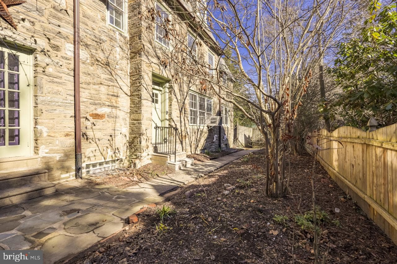 436 E Durham Street photo 2