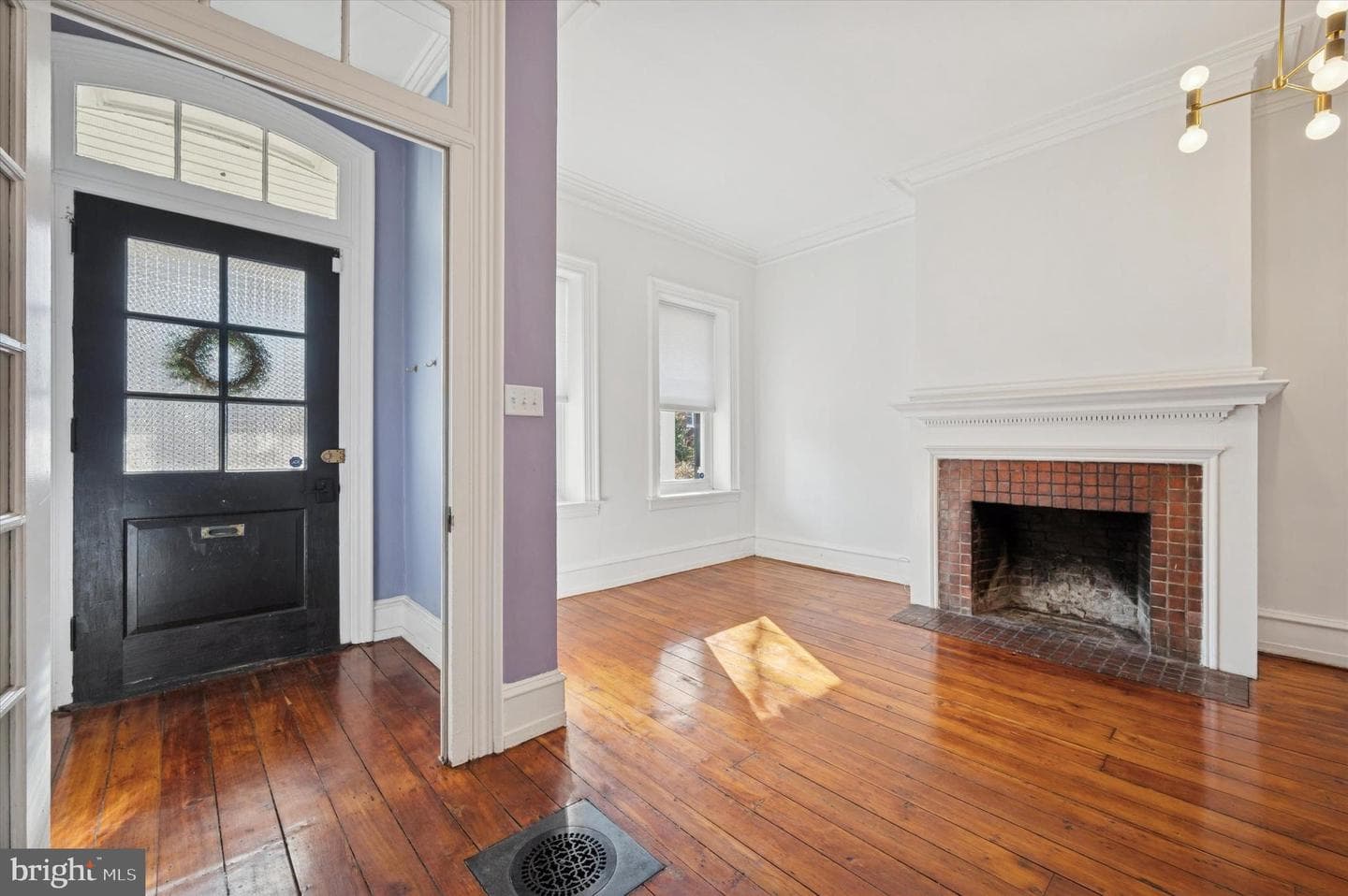 235 W Winona Street photo 4