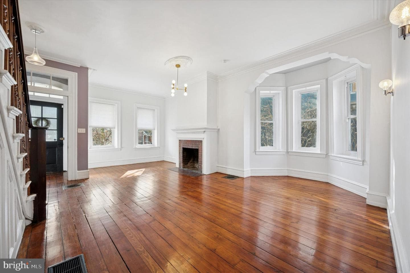 235 W Winona Street photo 6