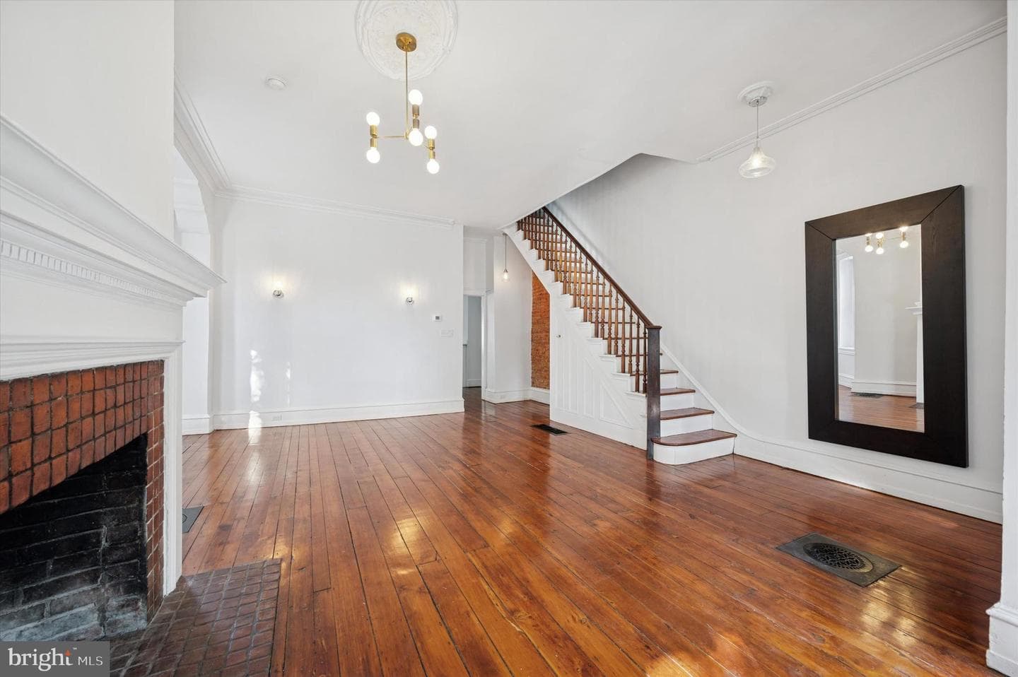235 W Winona Street photo 9