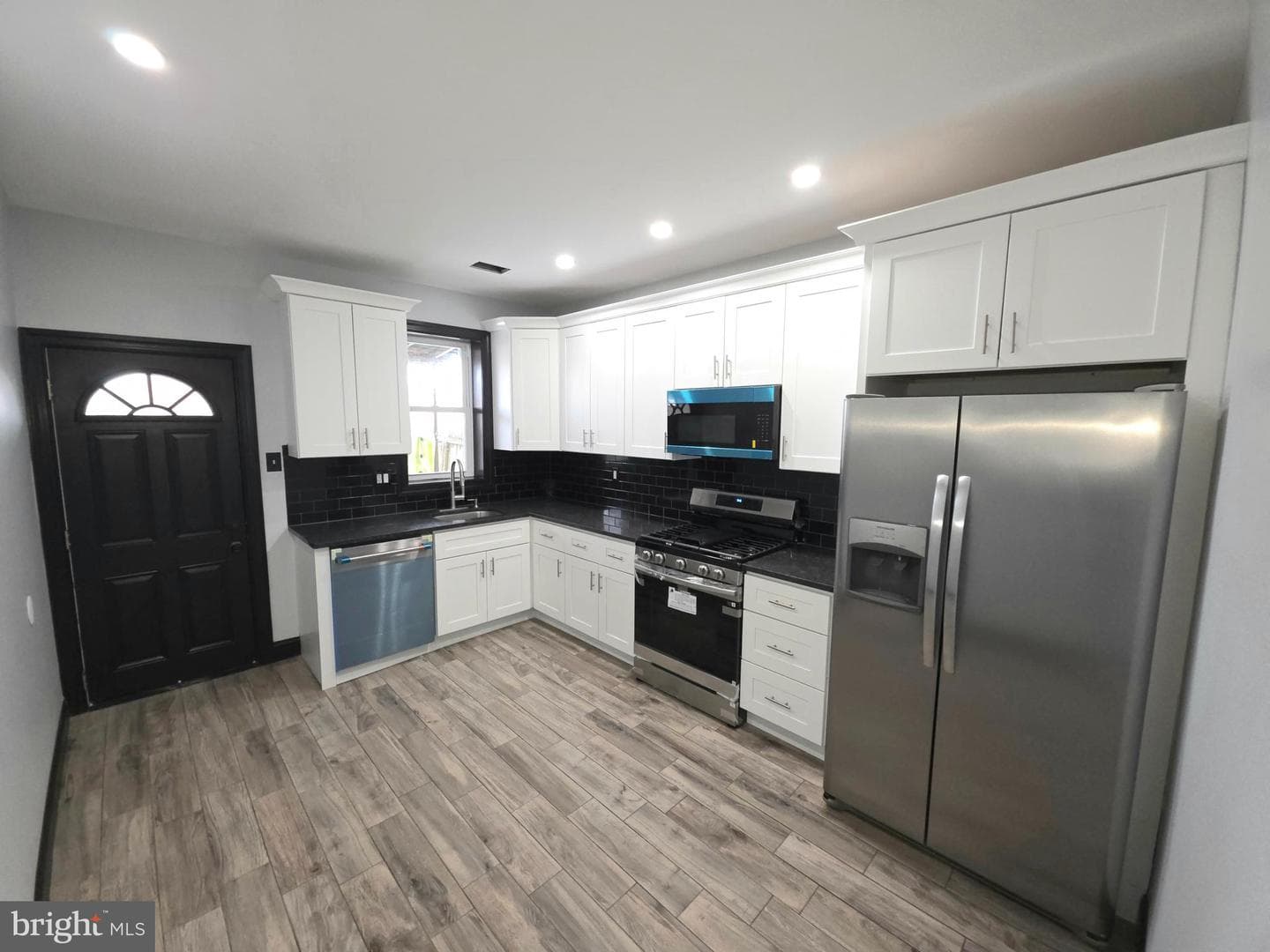4656 James Street photo 2