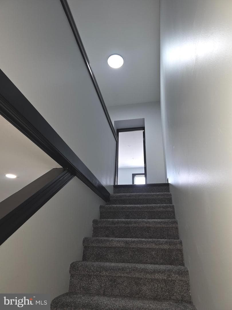 4656 James Street photo 6