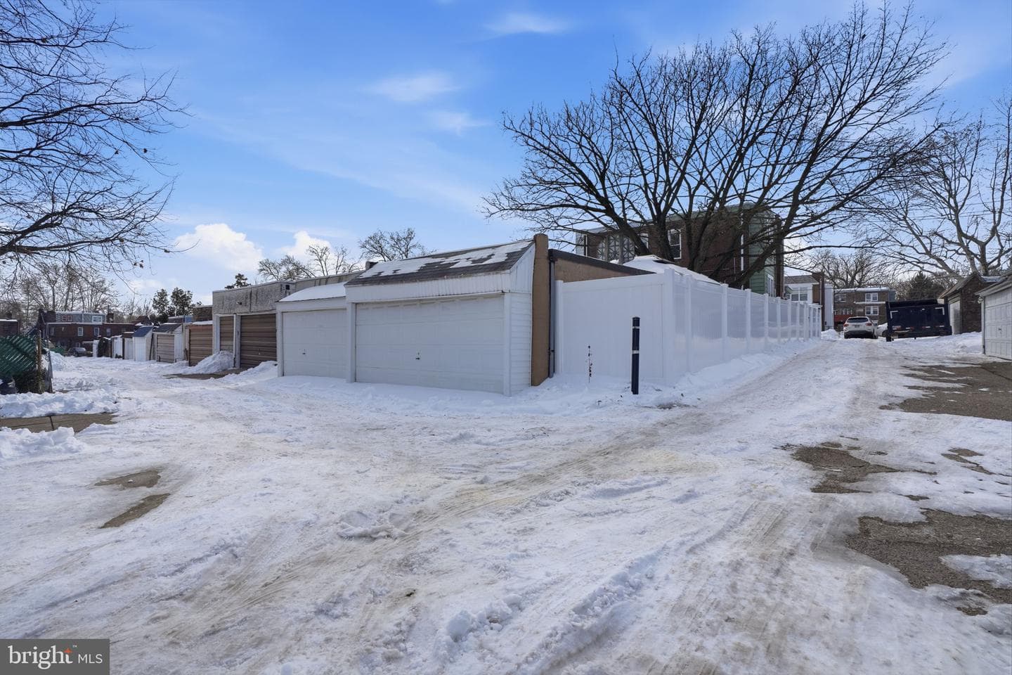 951 Wakeling Street photo 32