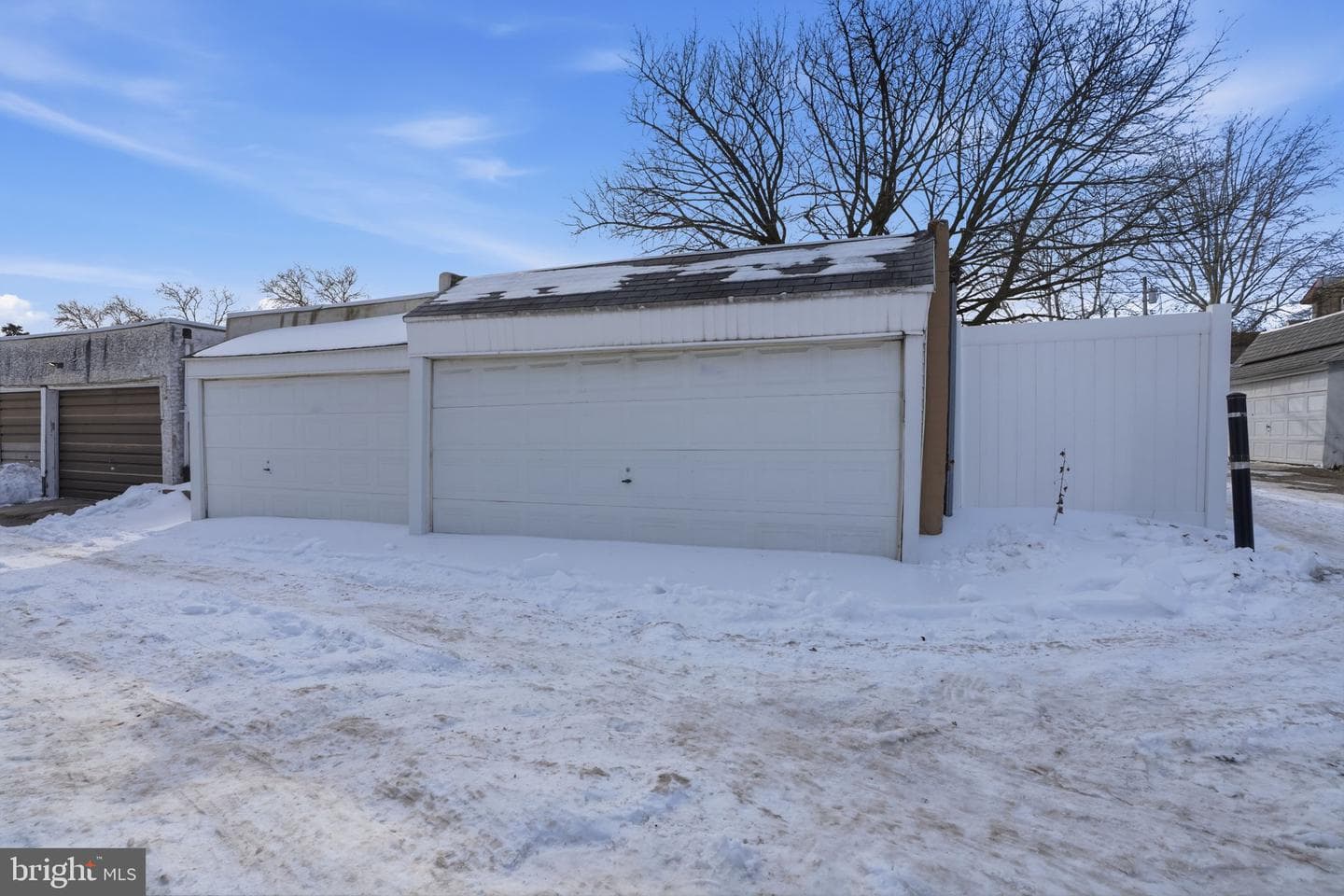 951 Wakeling Street photo 33