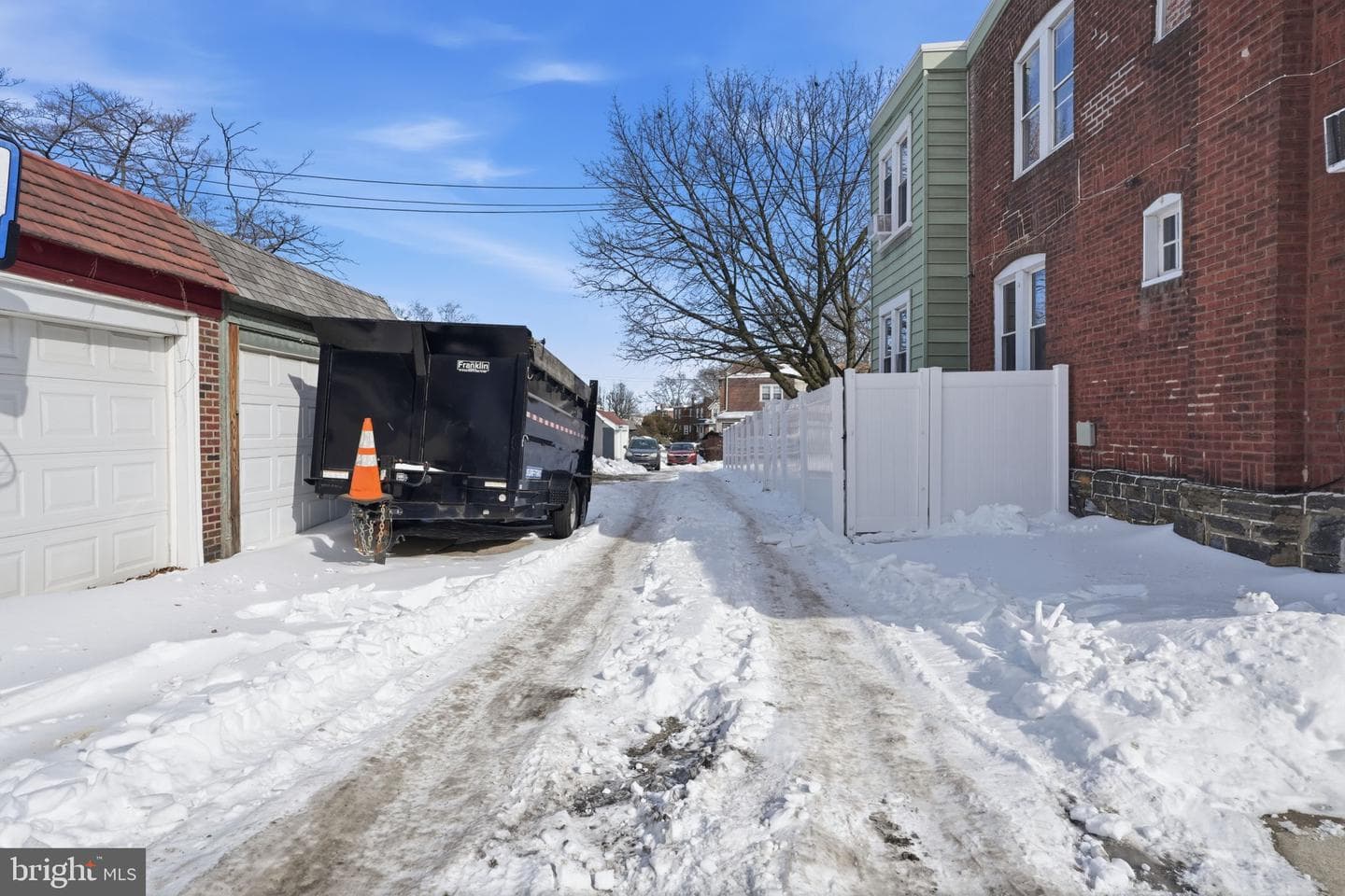 951 Wakeling Street photo 4