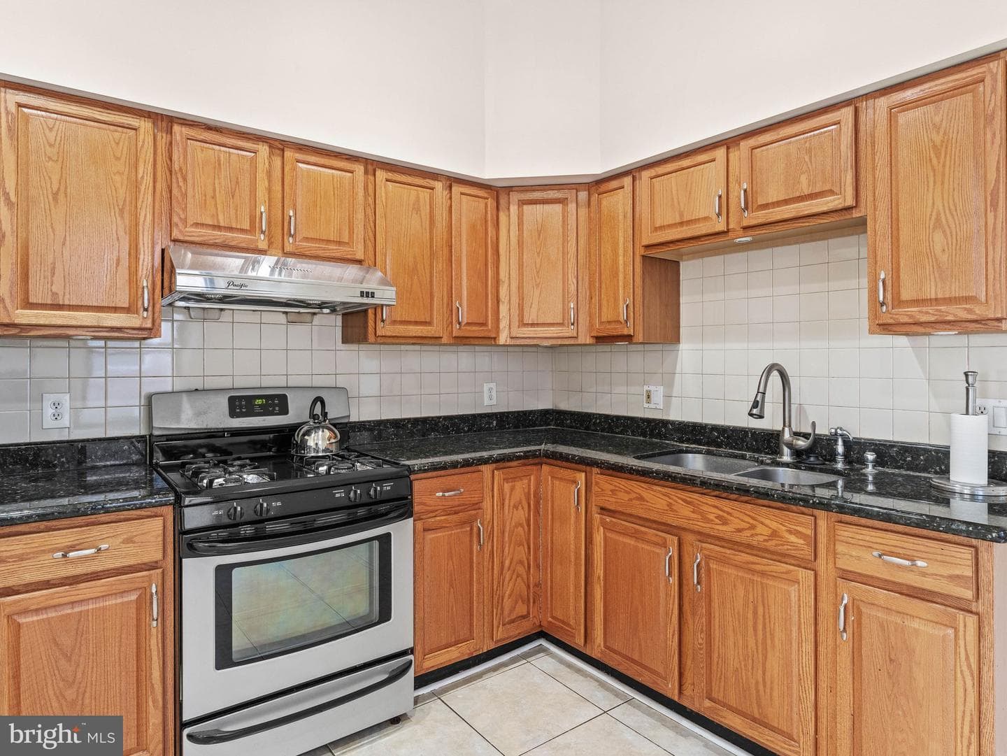 1521 W Shunk Street photo 11