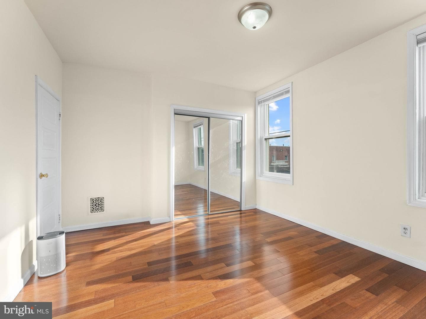 1521 W Shunk Street photo 17