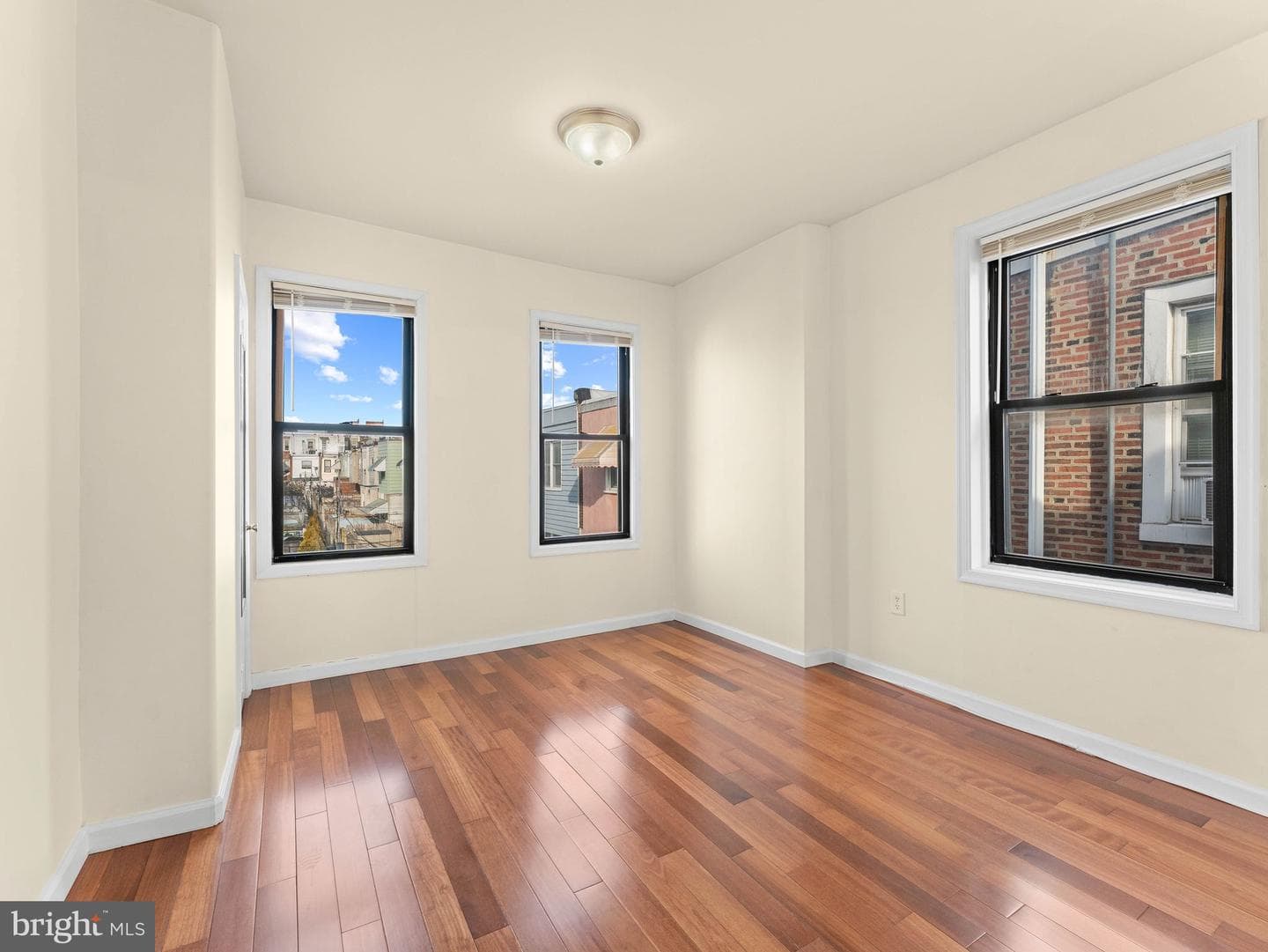 1521 W Shunk Street photo 22