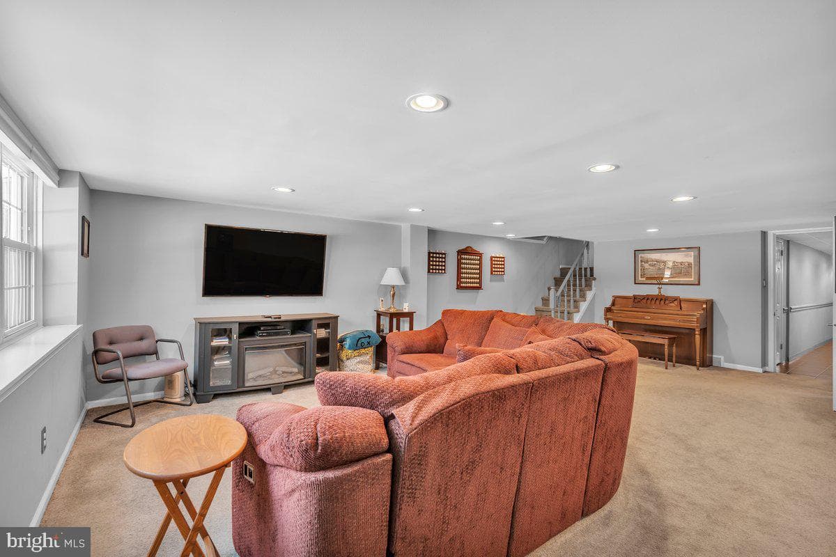 8240 Narvon Street photo 25