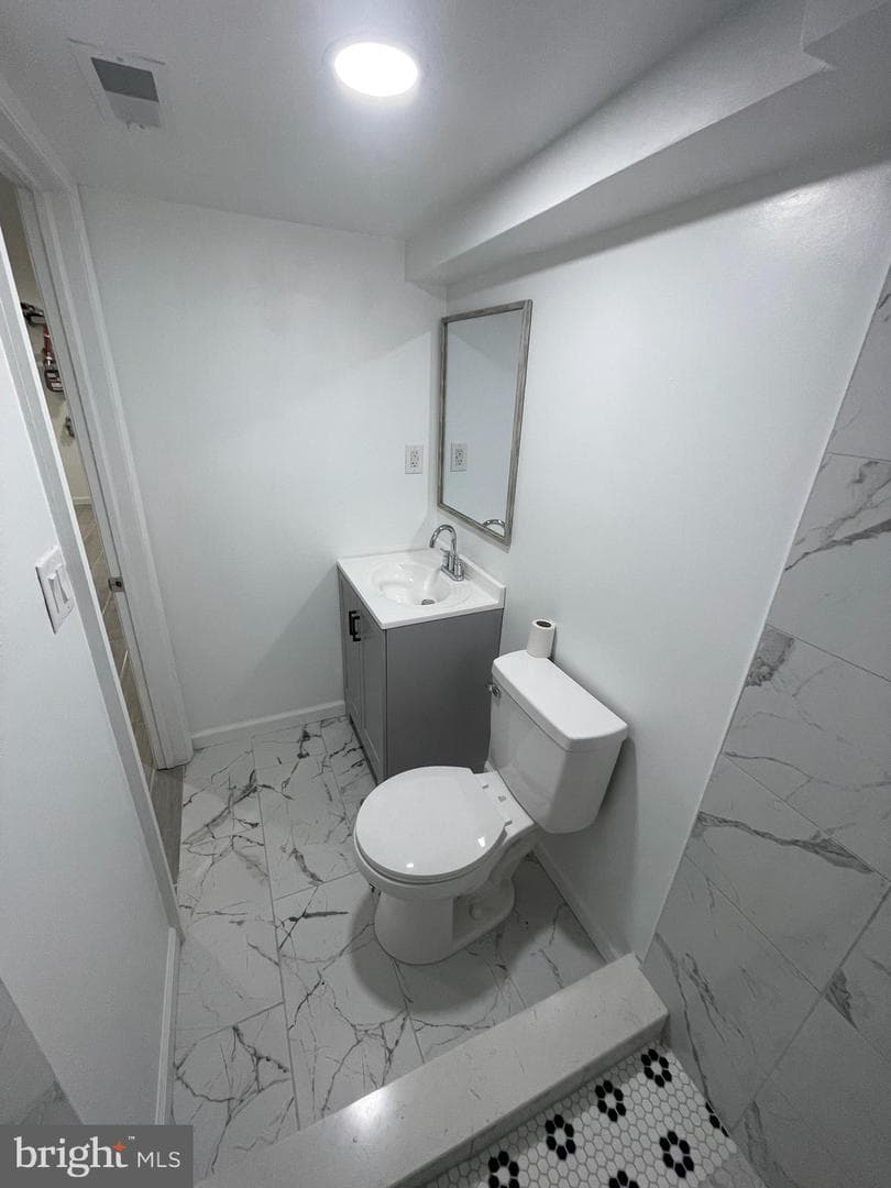 2085 Simon Street photo 21