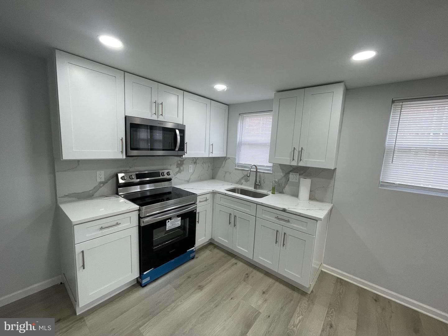 2085 Simon Street photo 6