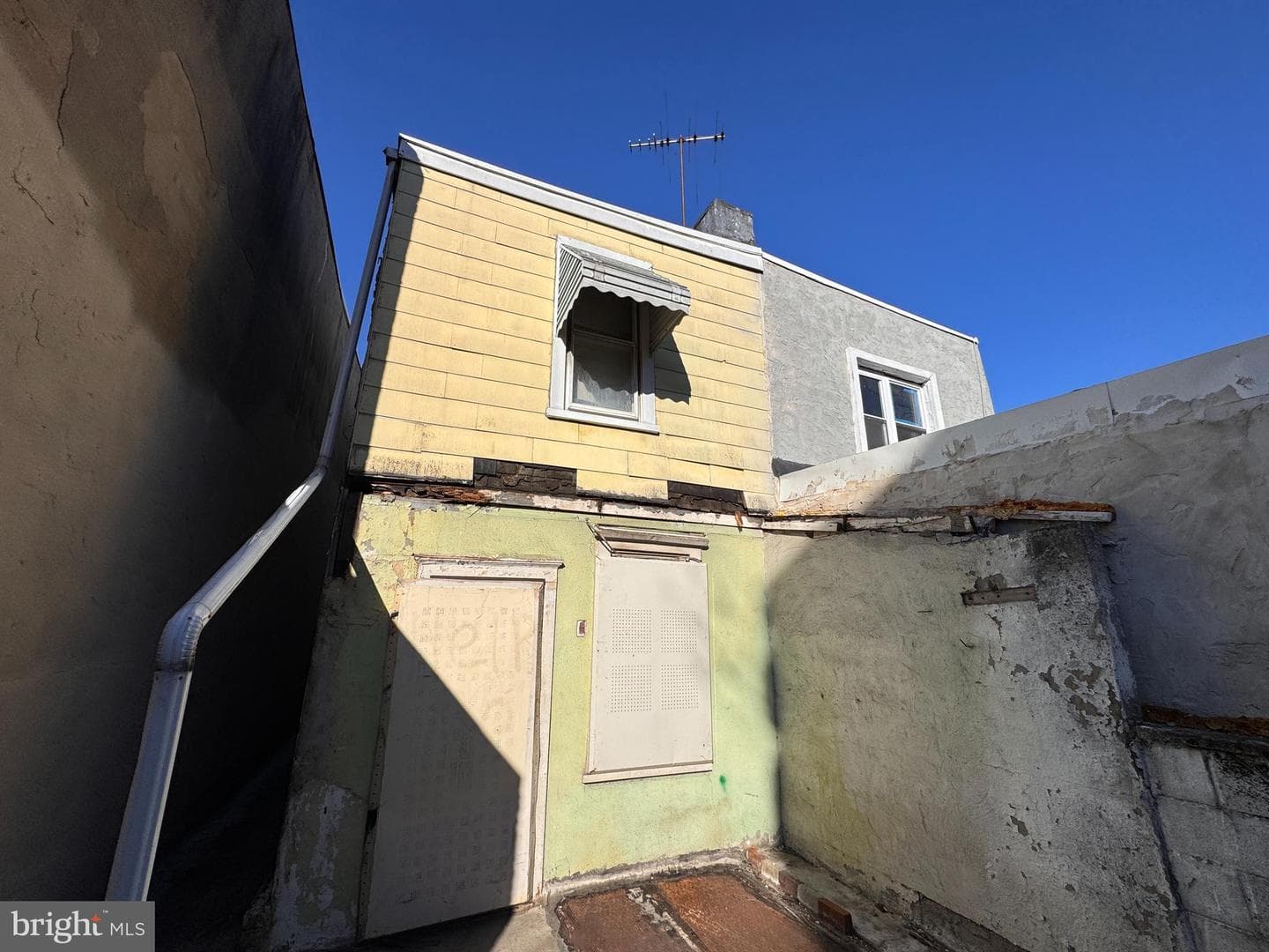 4711 Worth St photo 2