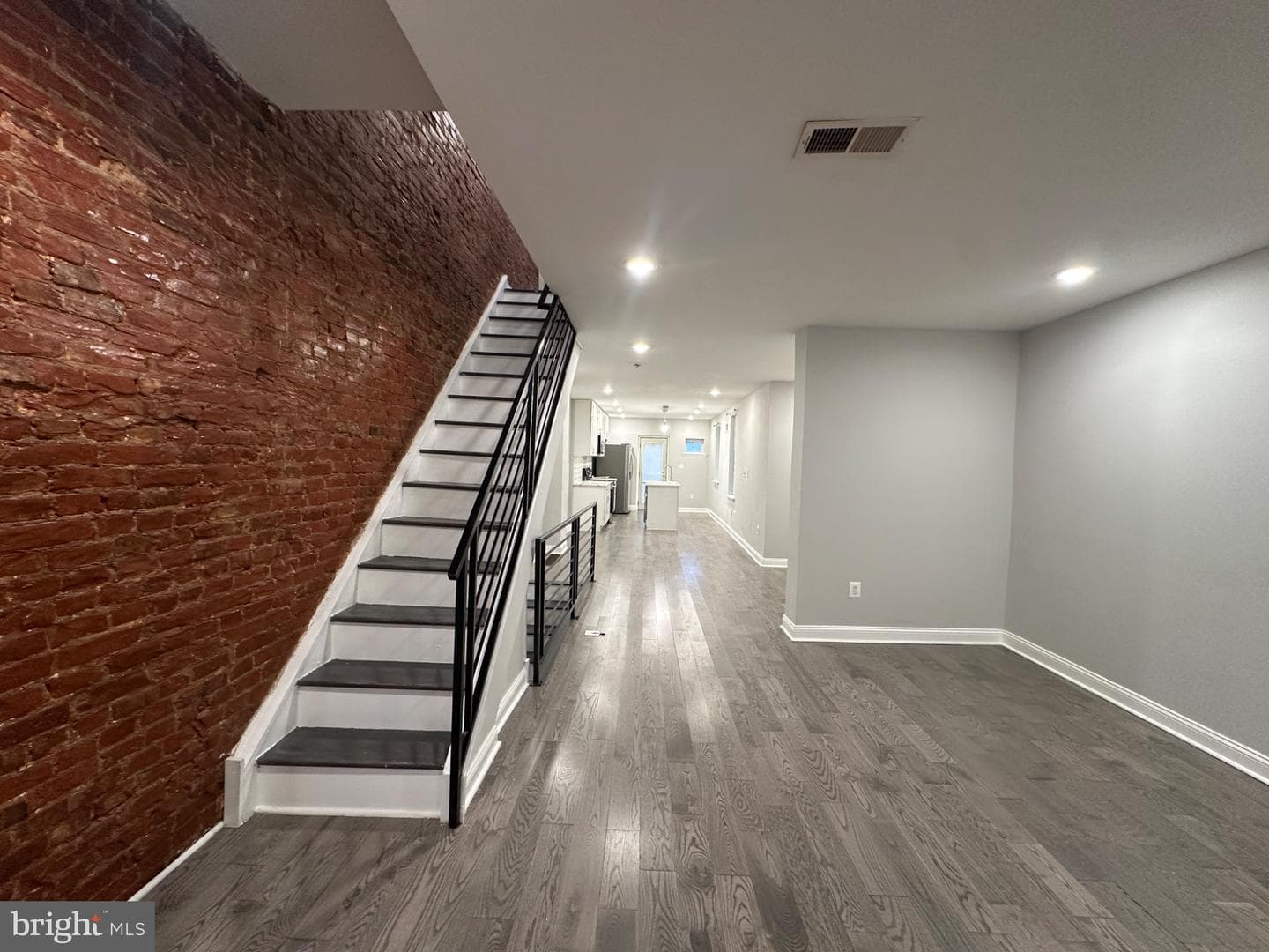 5031 Ludlow Street photo 3