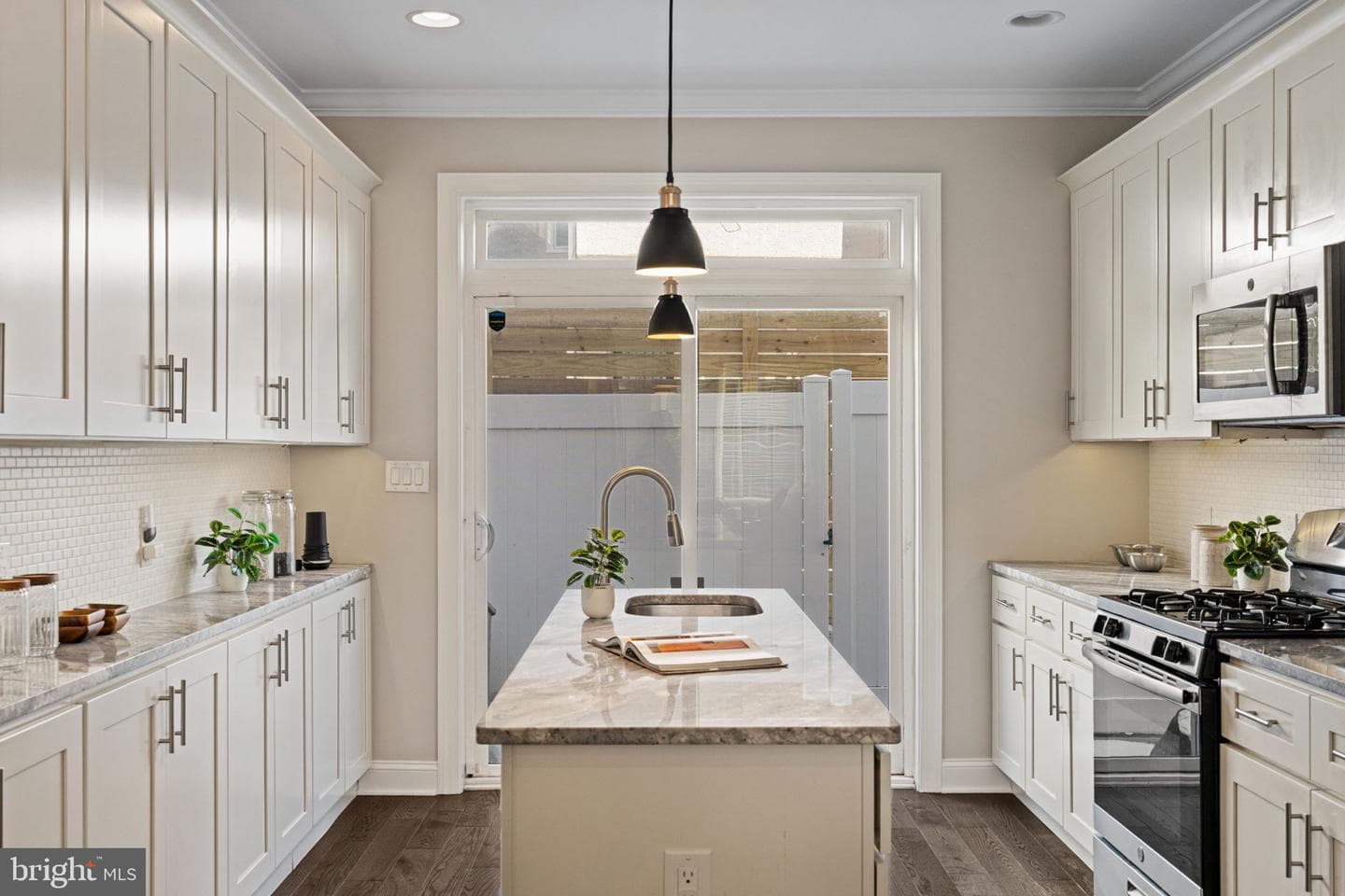 2051 Fernon Street photo 13