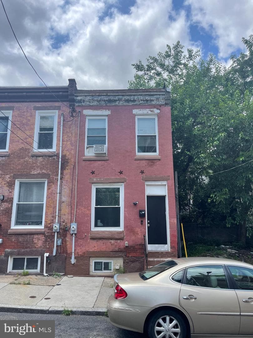 1866 N Uber Street photo 4