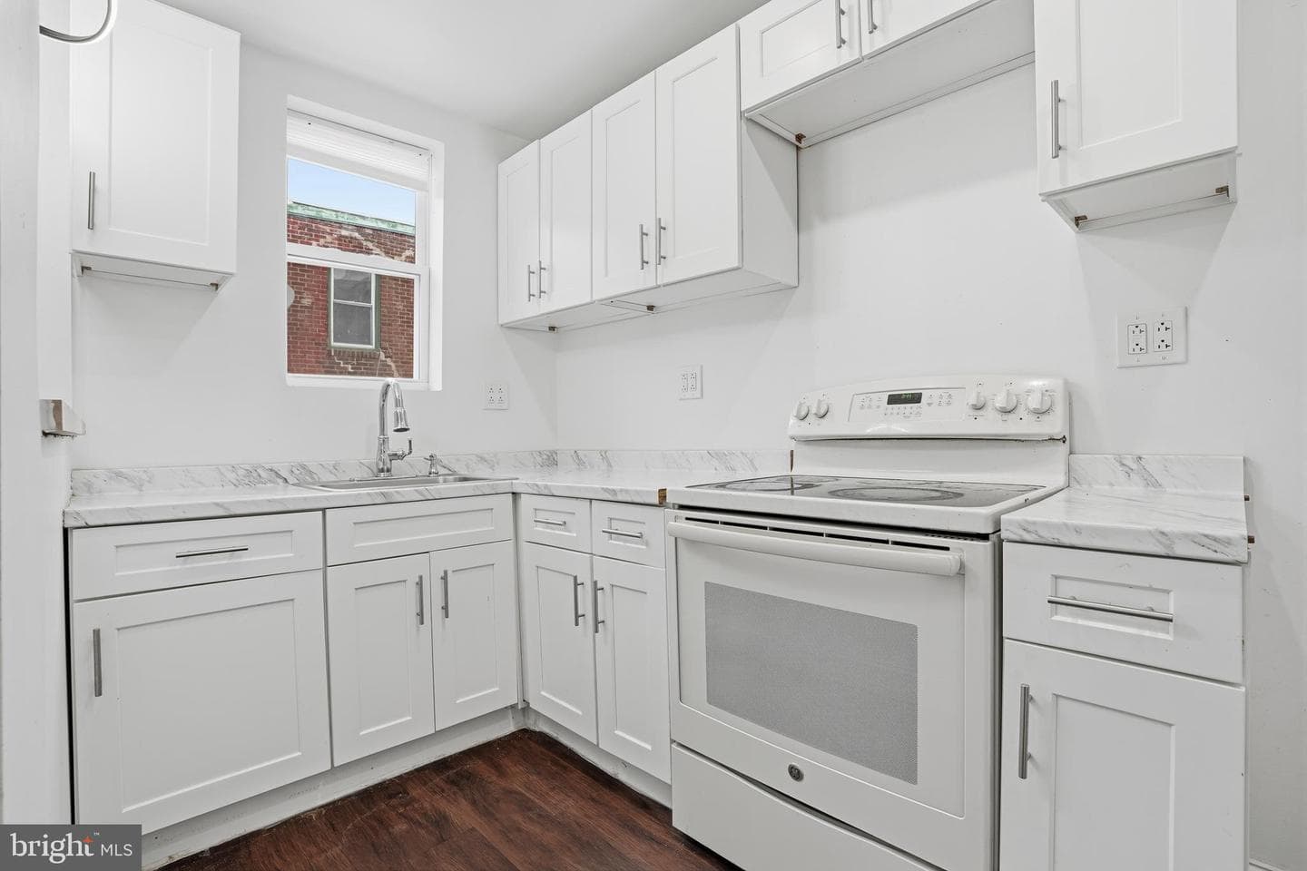 311 W Raymond Street photo 8