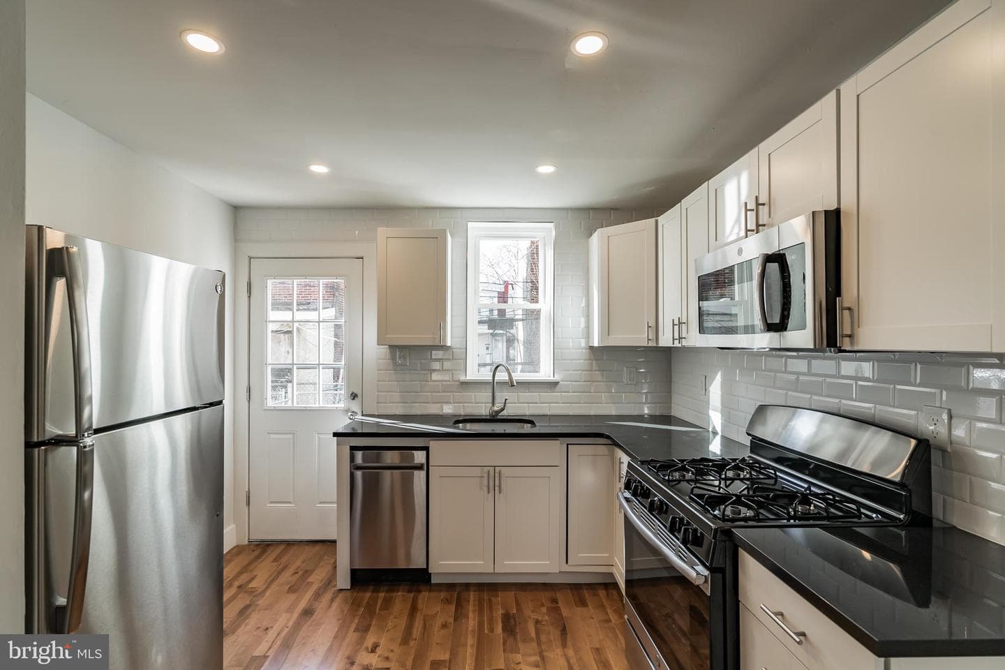 1256 S Peach Street photo 2