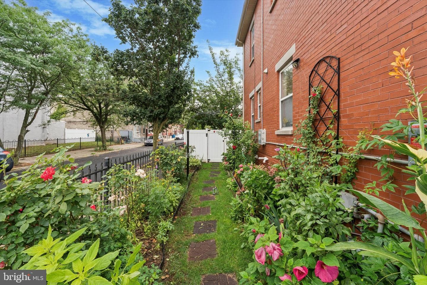 1720 W Oxford Street photo 23