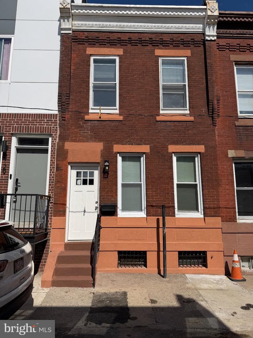 2131 E Monmouth Street photo 1