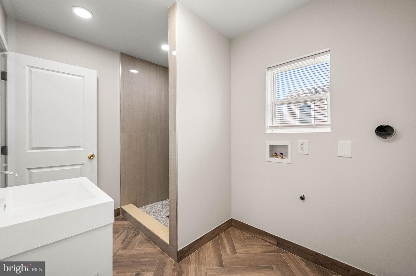 2131 E Monmouth Street photo 15