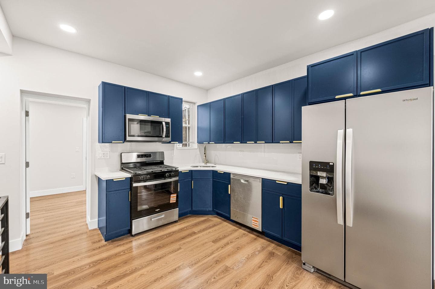 2131 E Monmouth Street photo 4