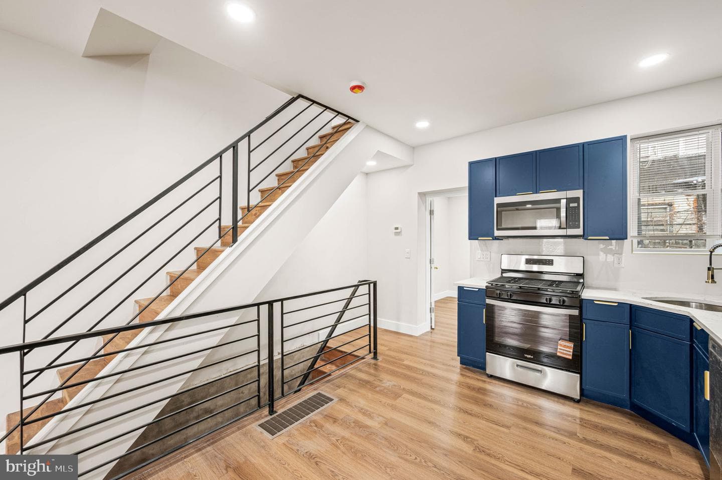2131 E Monmouth Street photo 5