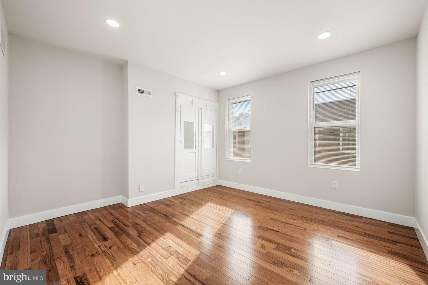 2131 E Monmouth Street photo 8