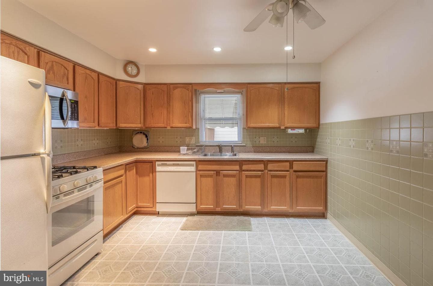 418 Densmore Road photo 10