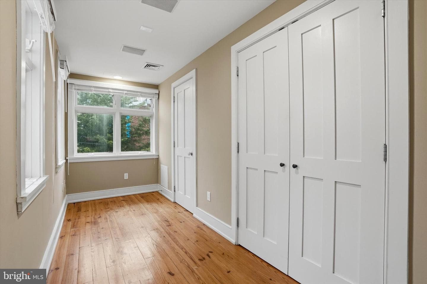 1040 N Leithgow Street photo 12
