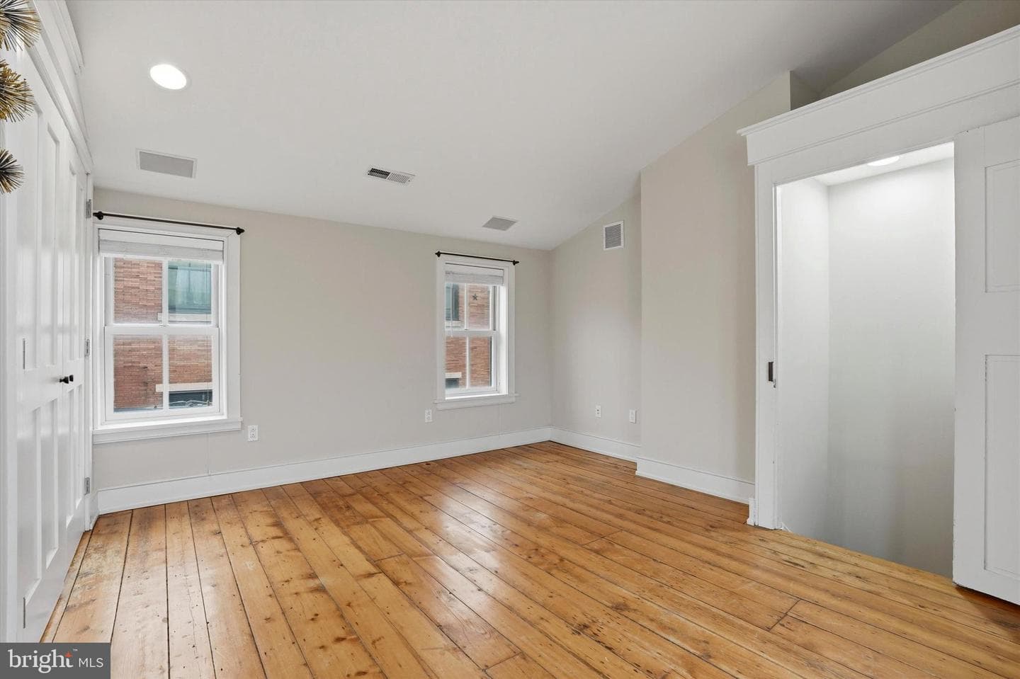 1040 N Leithgow Street photo 13