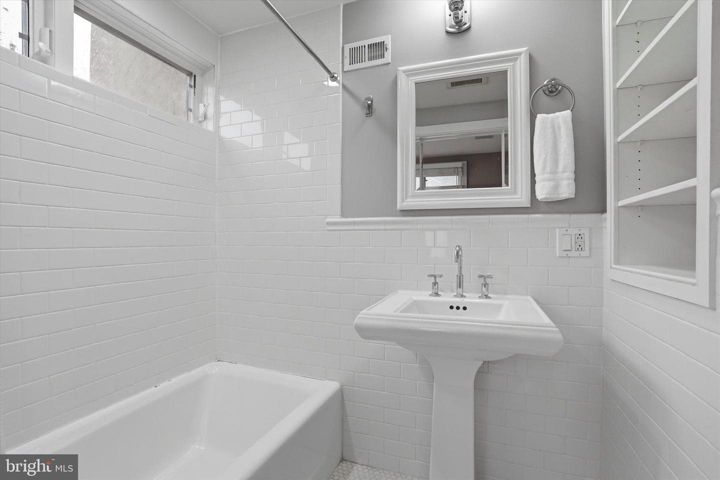1040 N Leithgow Street photo 16
