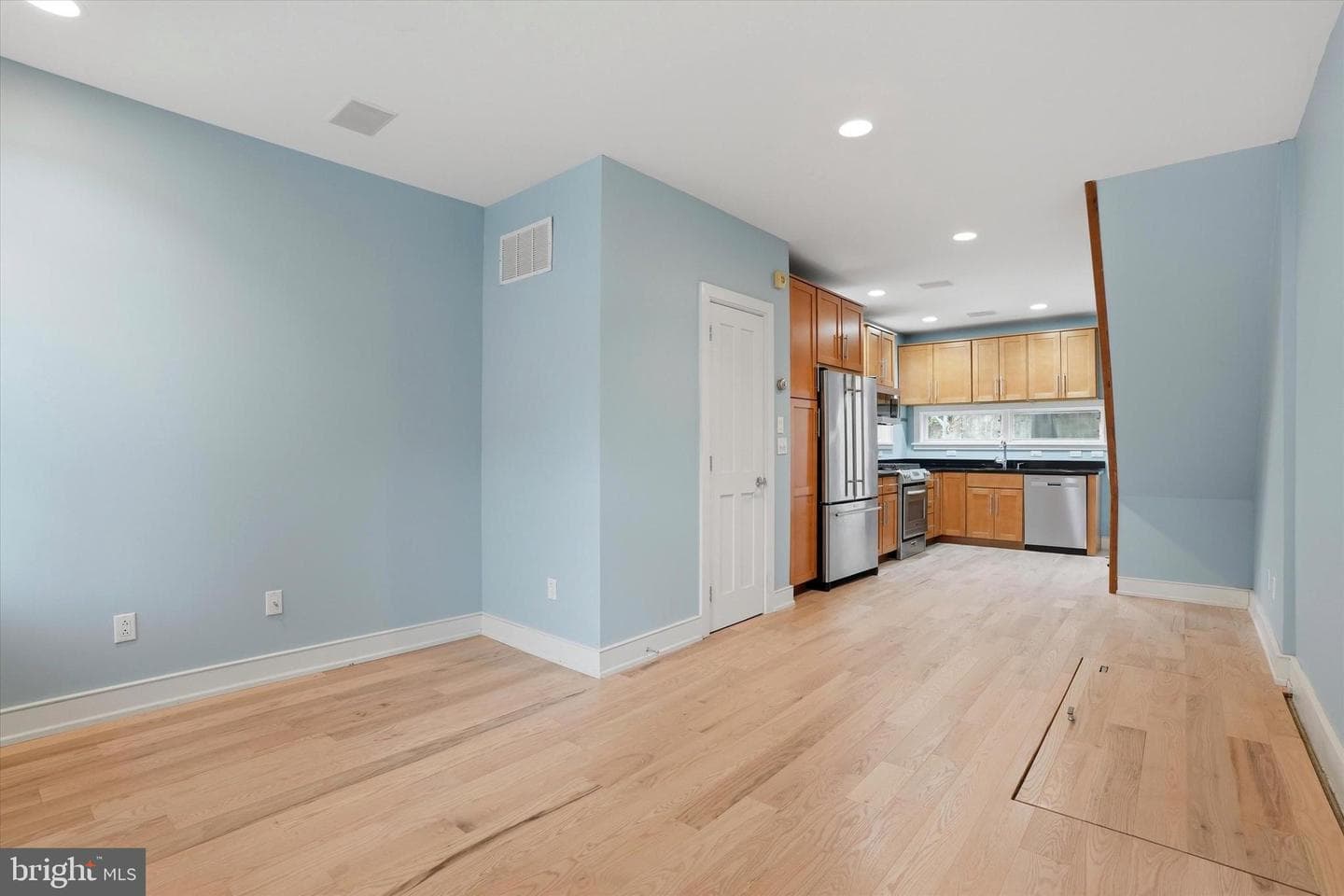 1040 N Leithgow Street photo 2