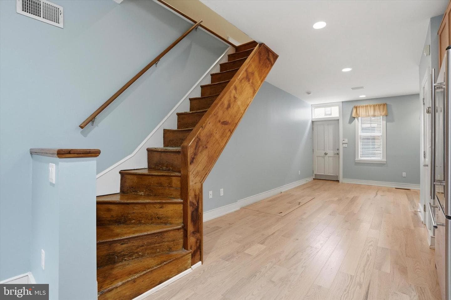 1040 N Leithgow Street photo 22