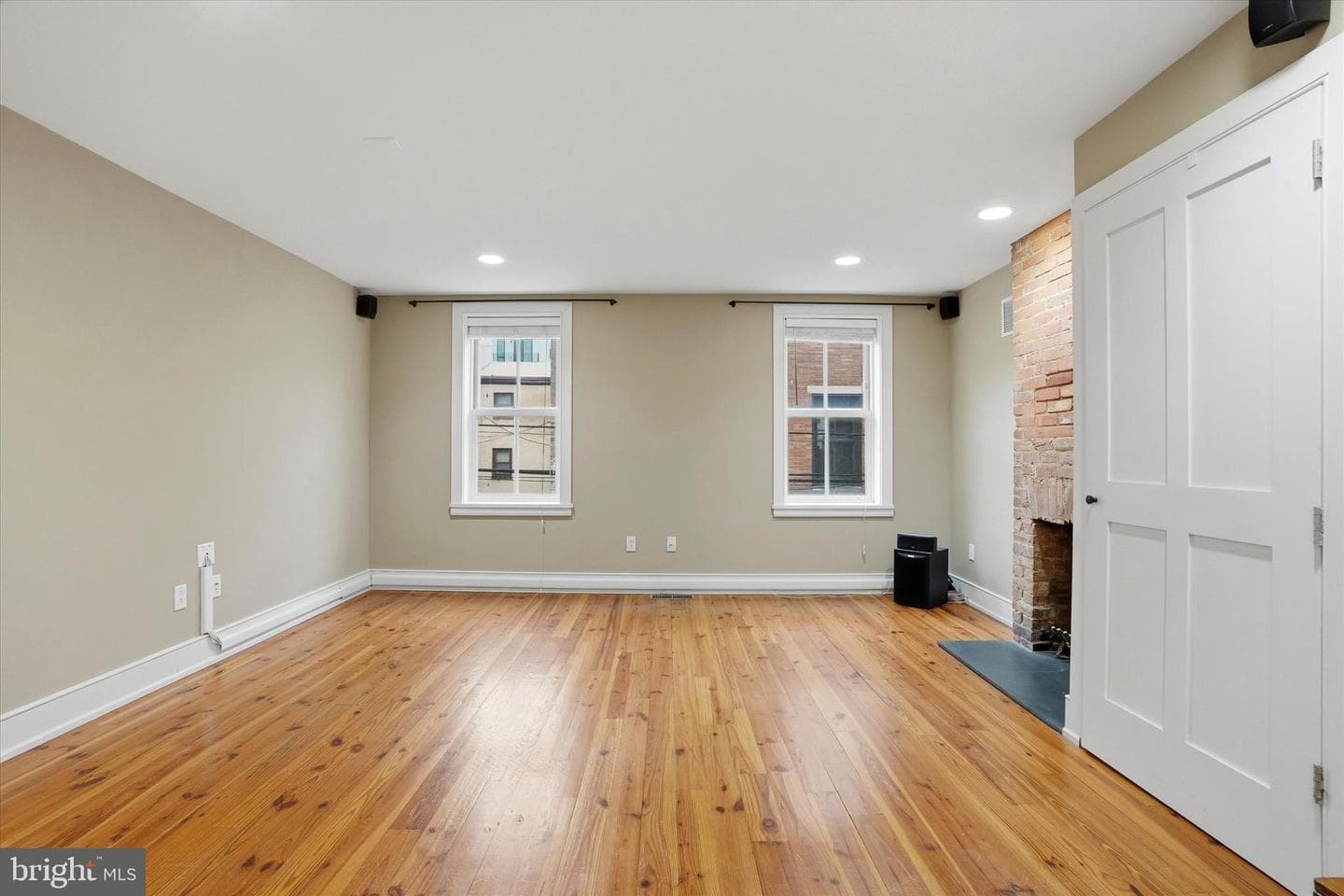 1040 N Leithgow Street photo 25