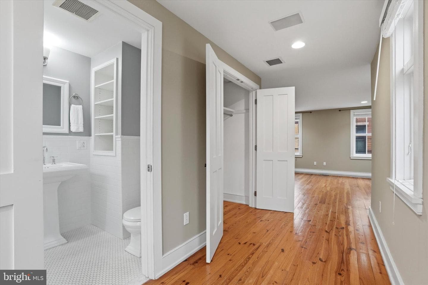1040 N Leithgow Street photo 27